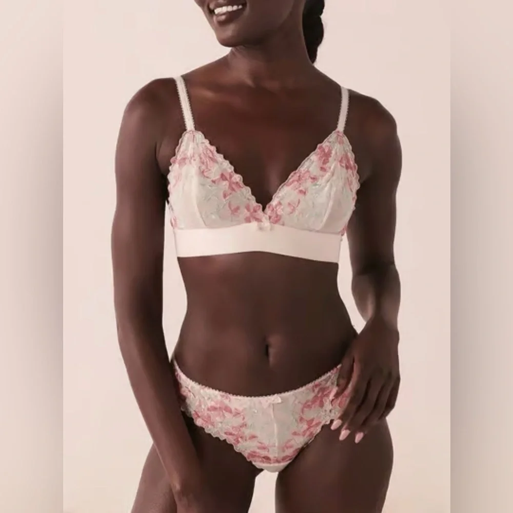Pink Floral Lace Bralette and Pantues Set. Bra M panties S